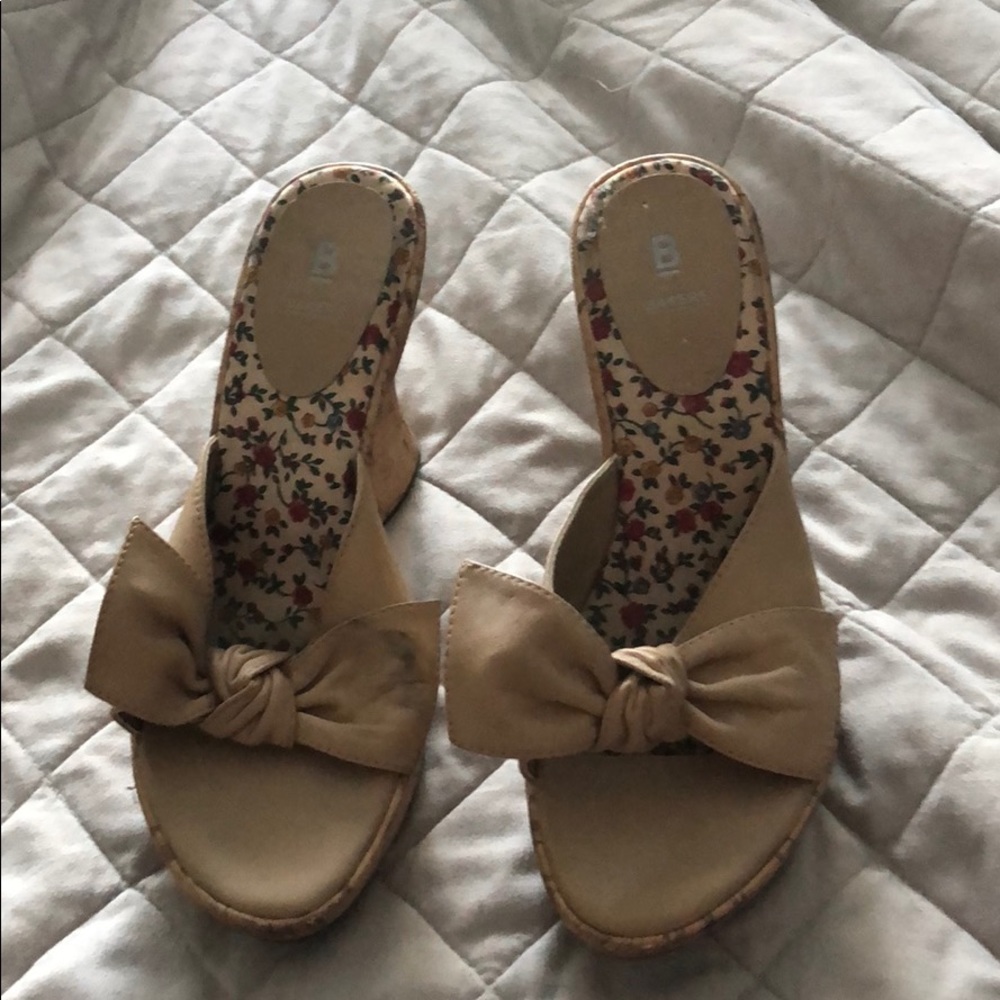 Tan bow wedges